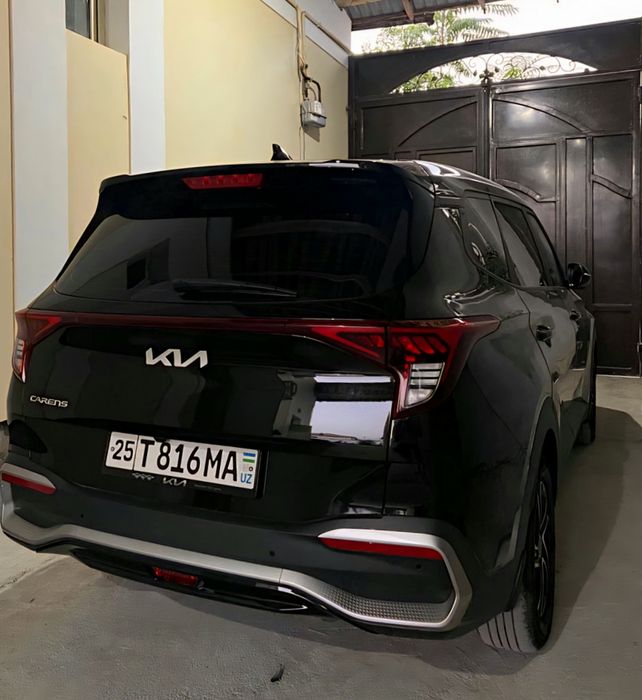 KIA Carens.          .