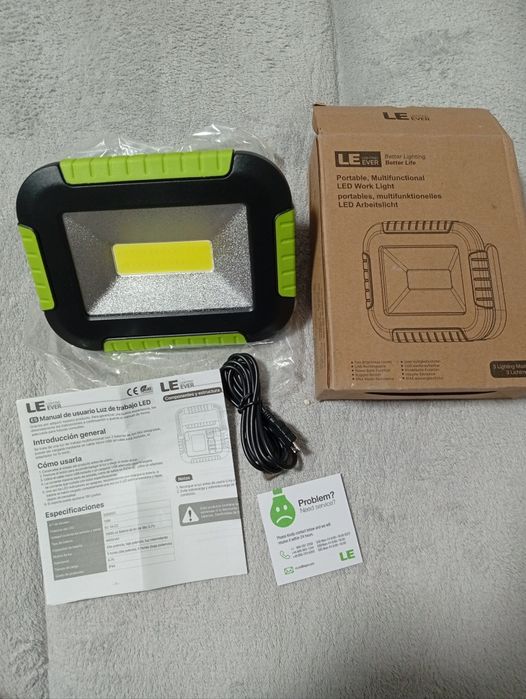 Lampă de lucru LED reîncărcabilă, reflector portabil pentru camping
La