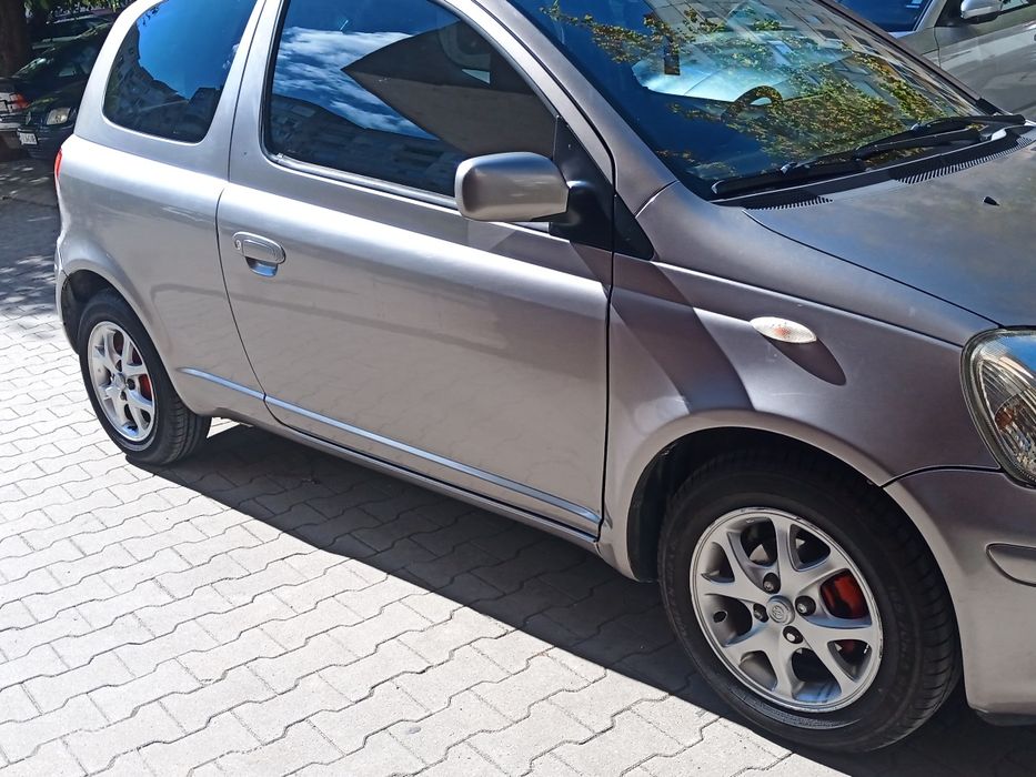 Тойота Ярис 2004г 1000кубика 68кс  бензин.