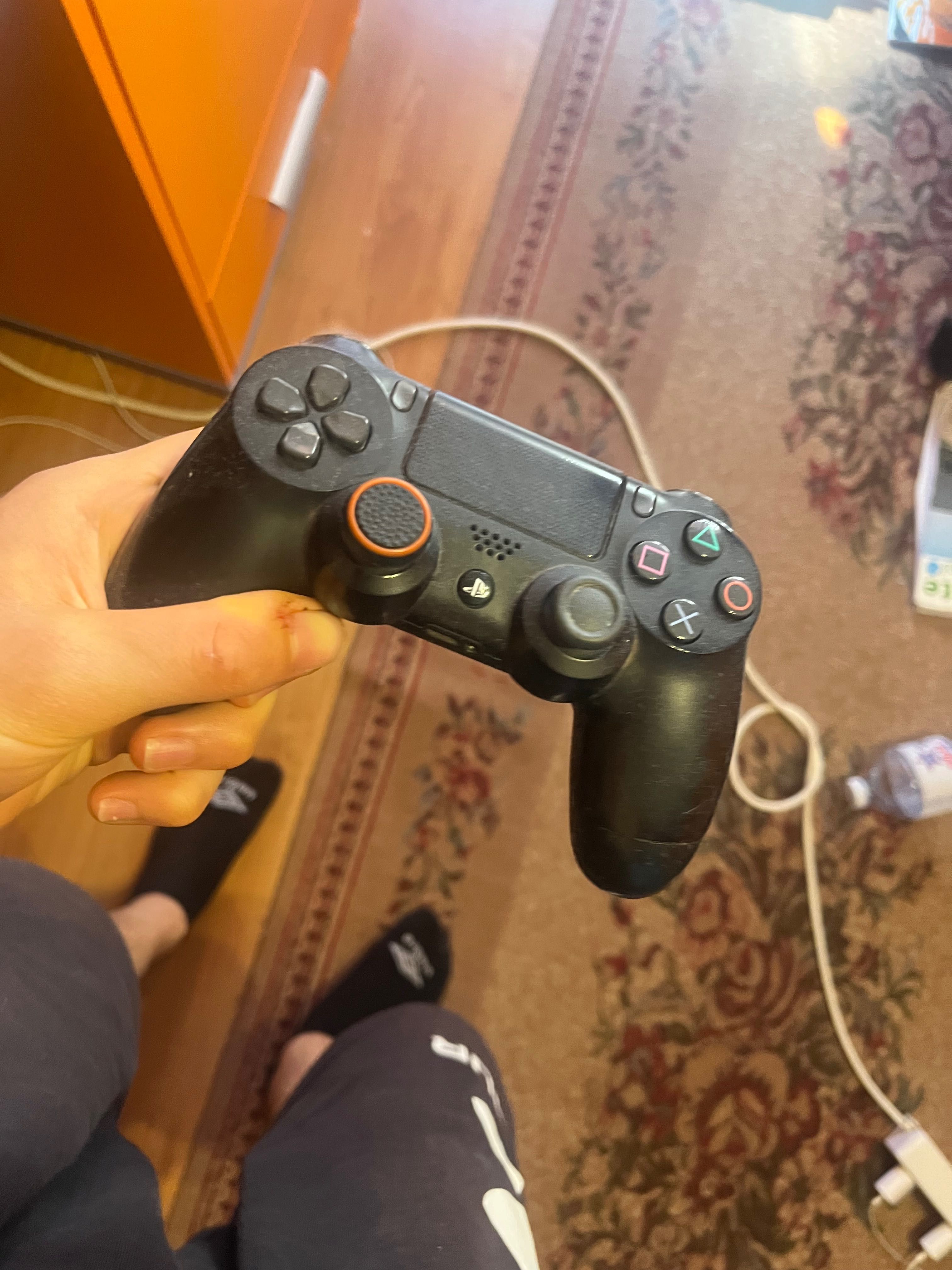 PS4 + controller