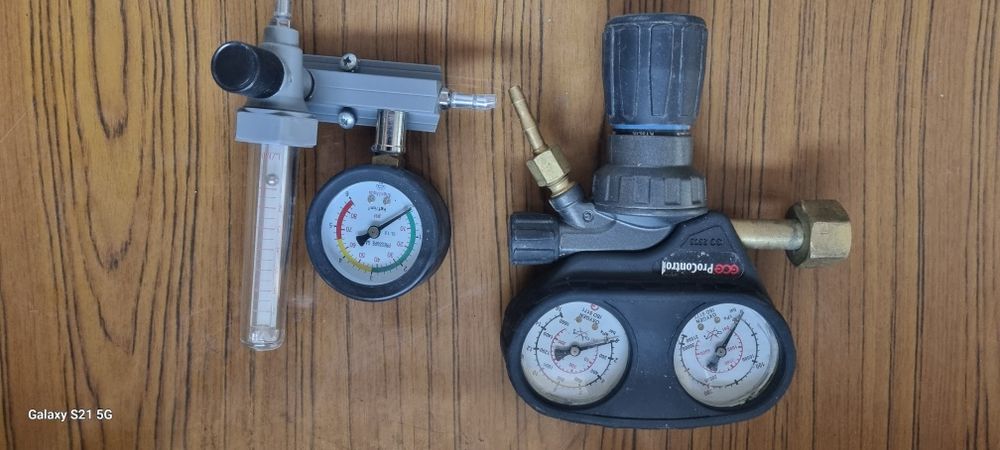 Vând reductor ,manometru oxigen și manometru oxigen cu bilă ptr a doza