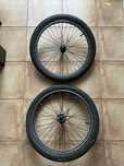 Roti pentru bicilete BMX marime universala echipate cu cauciucuri.