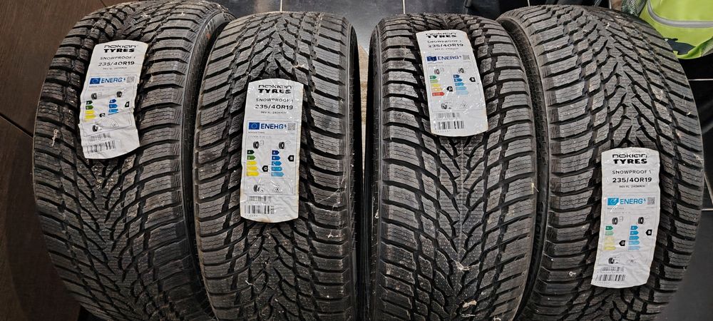 235 40 R19 Nokian snowproof
