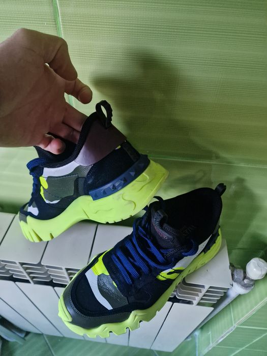 Vand adidasi valentino garavani