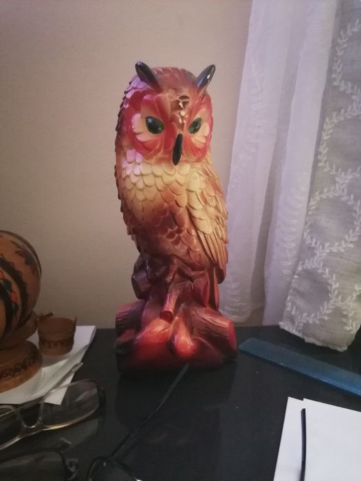 Colecție viniluri nefolosite și goblenuri vechi.