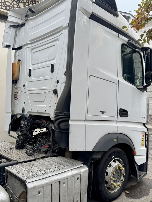 Тягач Actros 2015 mega