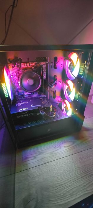 Геймърски компютър с монитор