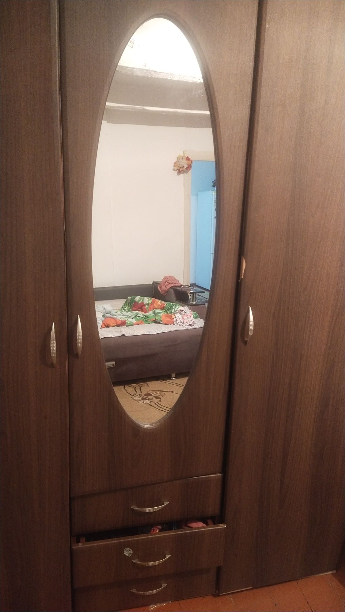 Продам шкаф платяной.
