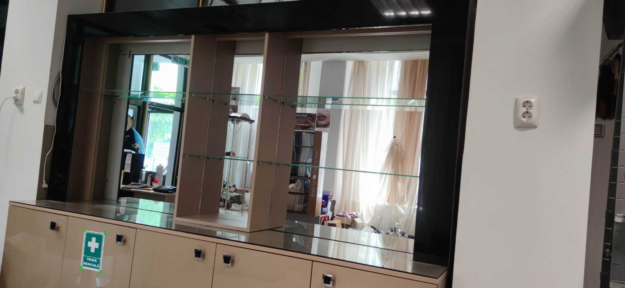Dulap cu rafturi de sticla (material : MDF lucios)