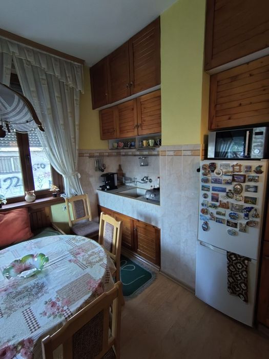 Етаж от къща с двор