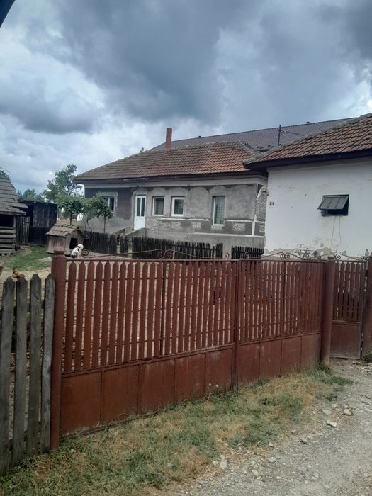 Casă bătrânească de vânzare