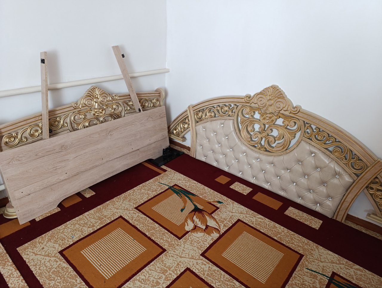 Продается спальный кровать, 2тумбы и трюмо