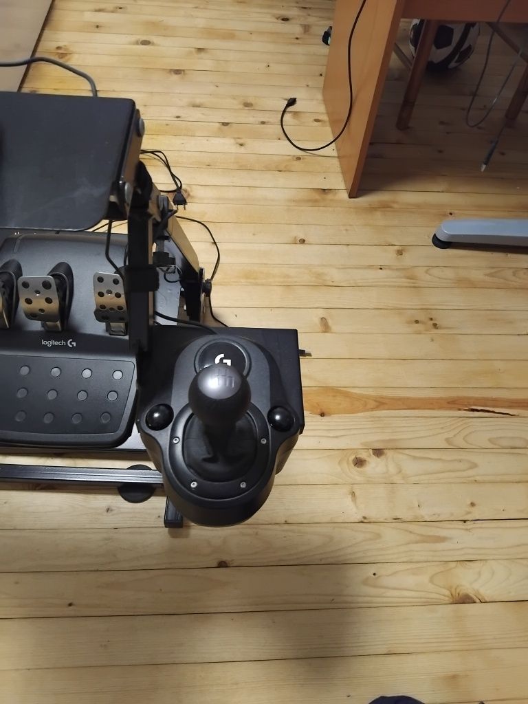 Волан Logitech G29 с педали и скоростен лост