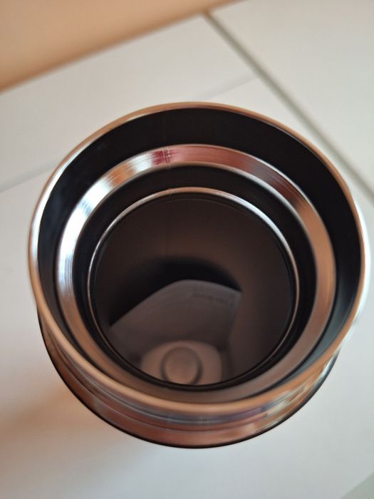 Чисто нов черен термос