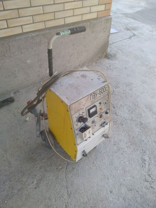 Пускозарядное устройство 12.24 волт в хорошем состоянии 220 и 380 волт