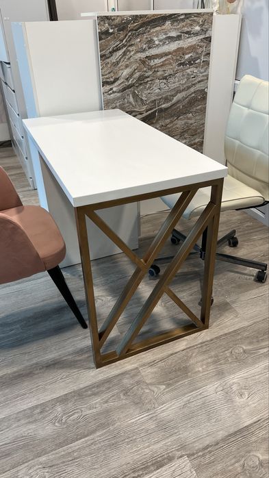 Продаю маникюрный стол