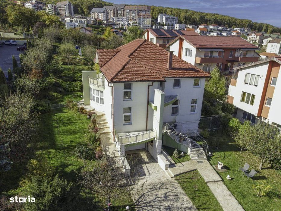 Vila cu teren generos de 2151 mp si potential comercial pe strada Camp