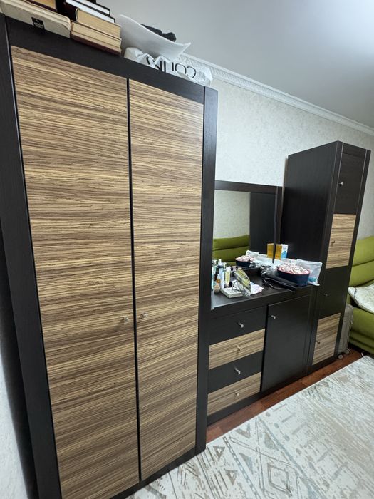 2 Шкафа и комод с большим зеркалом.