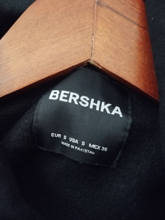 Суитшърт с качулка и щампа Bershka