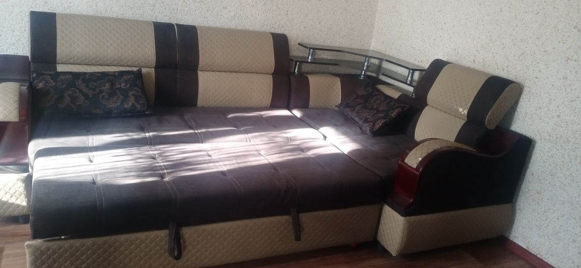 Продается диван.Писать на ват сап  8/776/292/79/37