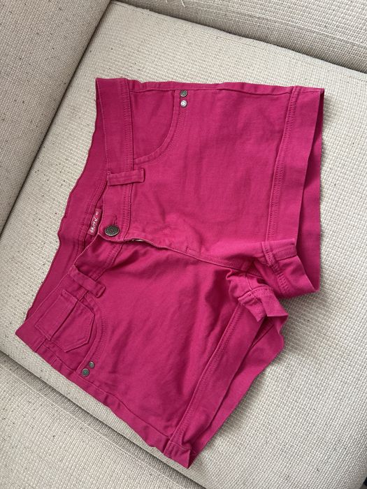 Pantaloni de blugi scurti roz, noi
