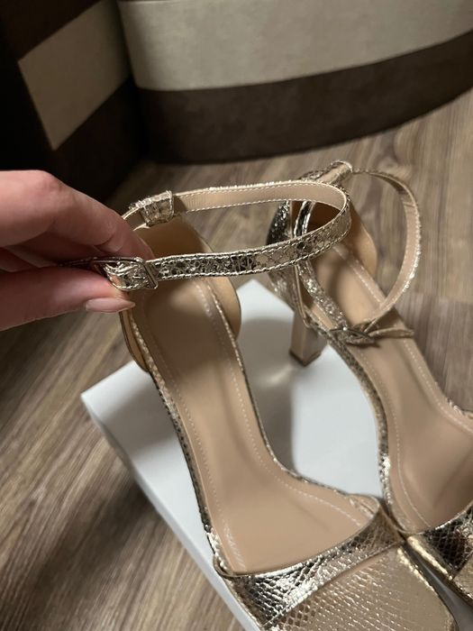 Златни сандали токчета