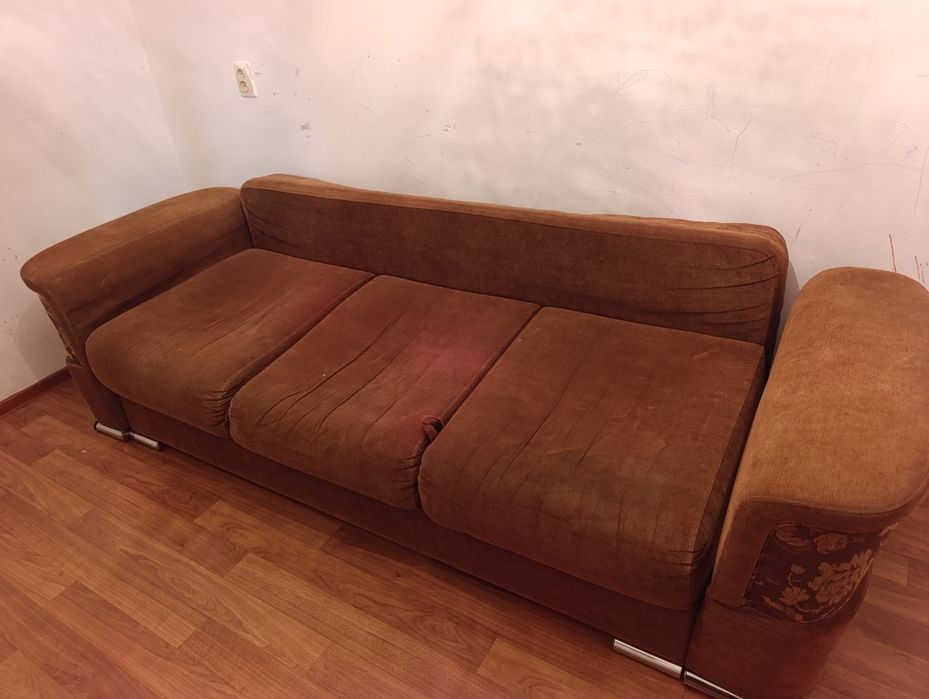 Диван с подлокотниками