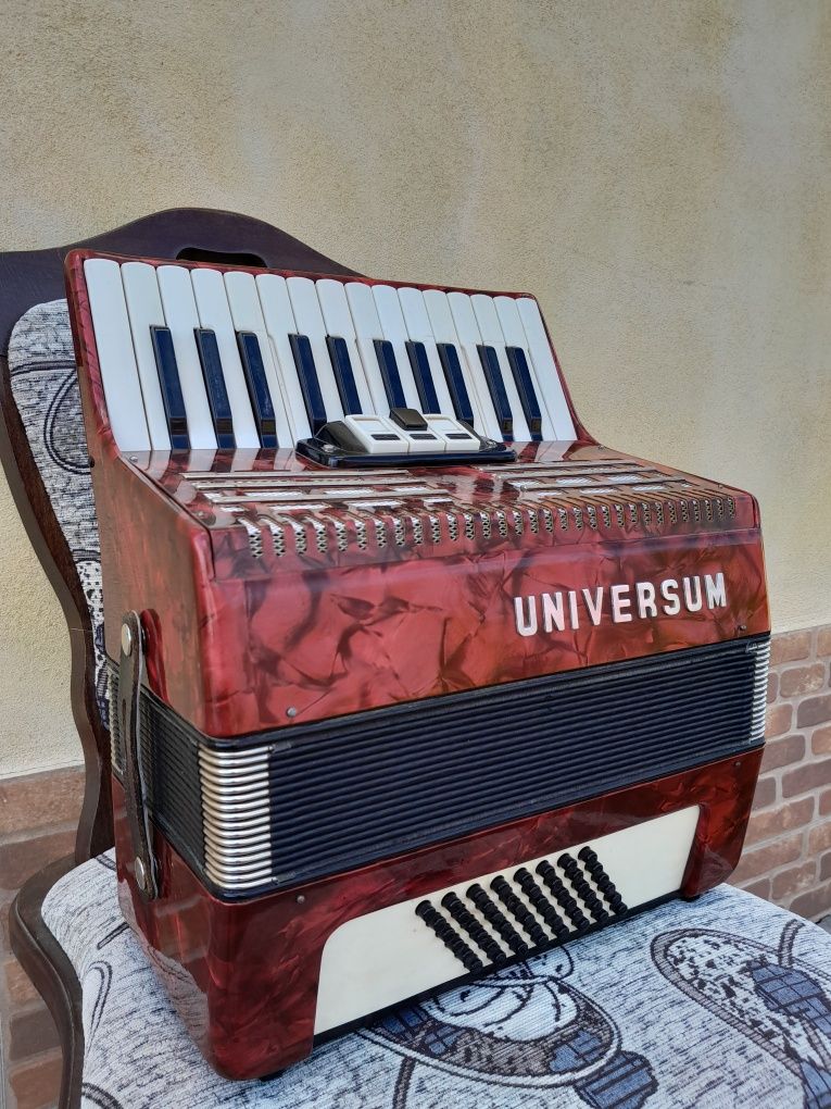 Vând acordeon UNIVERSUM, 48 bași.