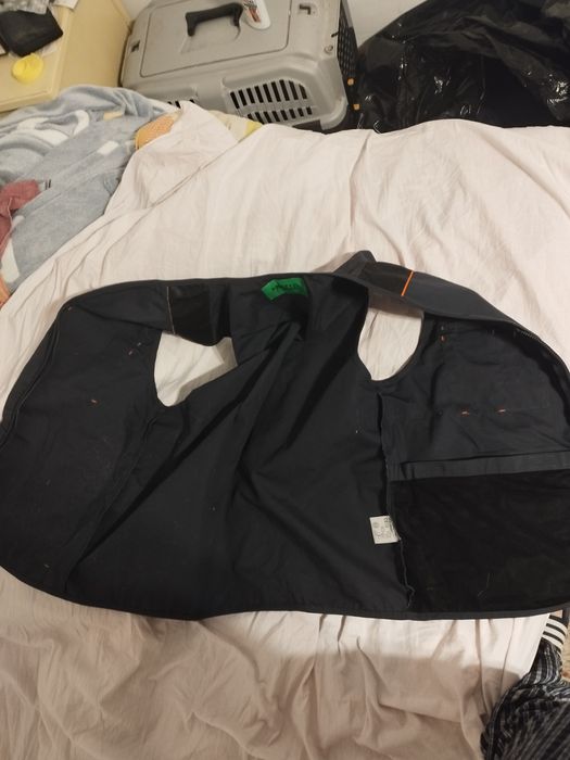 Vestă mai multe buzunare