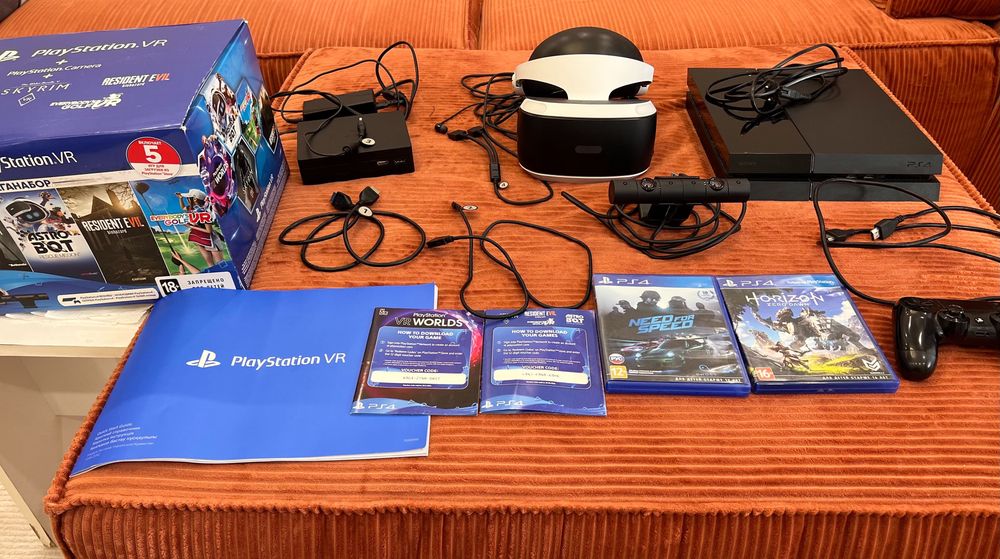 PlayStation4  +PlayStation VR +PlayStation camera +SKYRIM