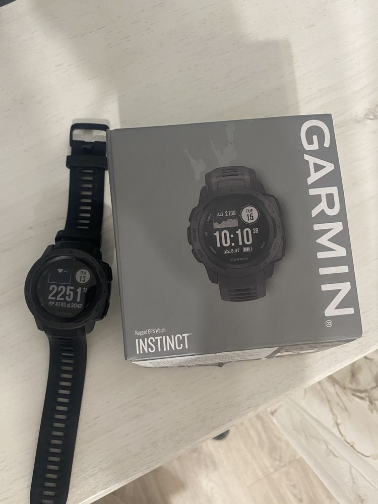 Часы Garmin Instinct