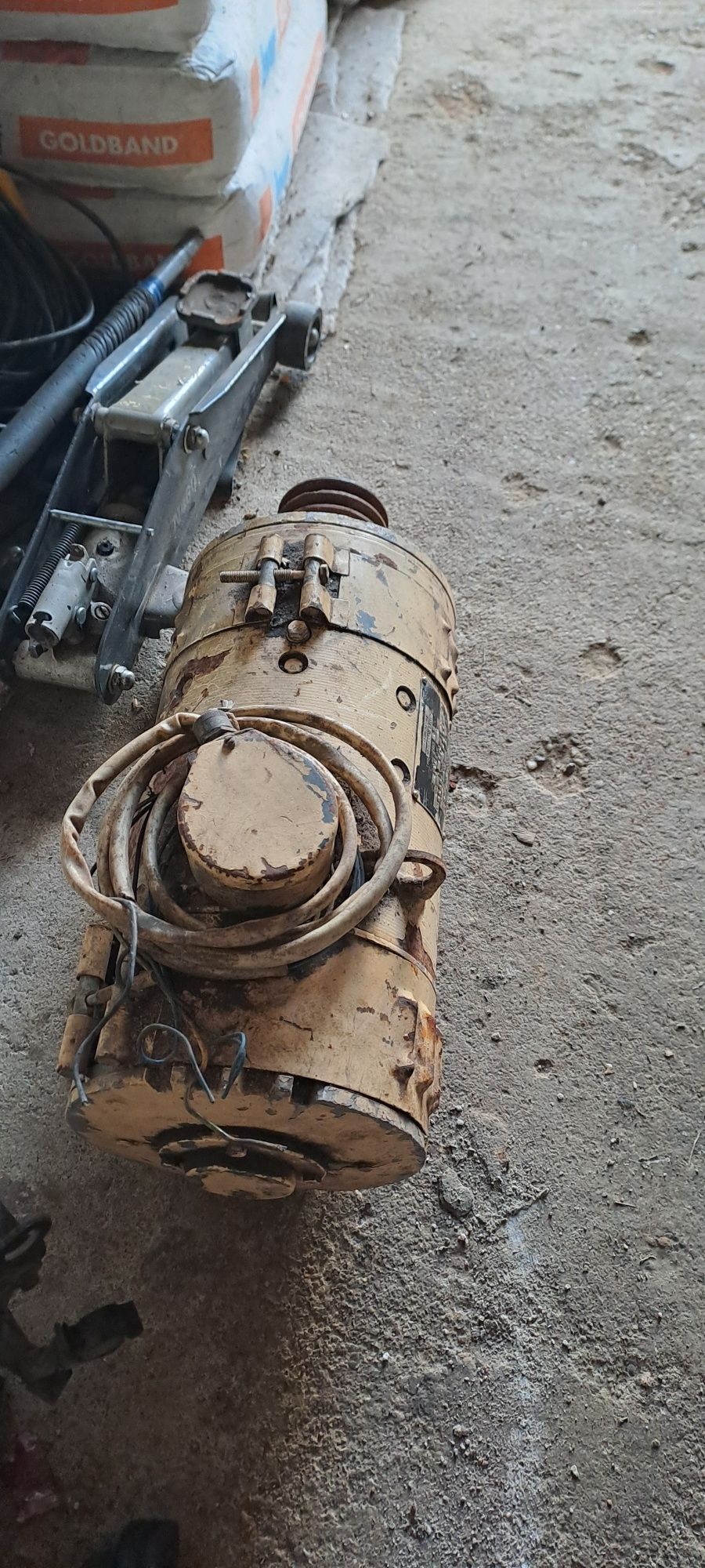 Motor electric trifazic