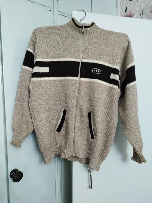 Продам мужскую кофту на 66 размер, цена 10000т