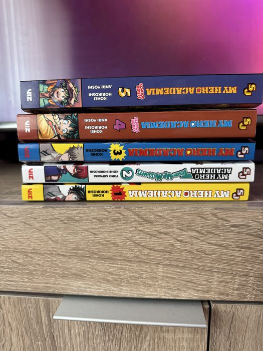Продавам манги на attack on titan vol.3 , и my hero academia 5-те vola
