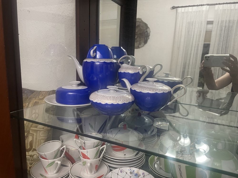 Шкаф,стулья,мебель,ковер,посуда