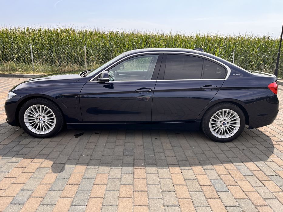 BMW 330e plug in hybrid in stare foarte buna