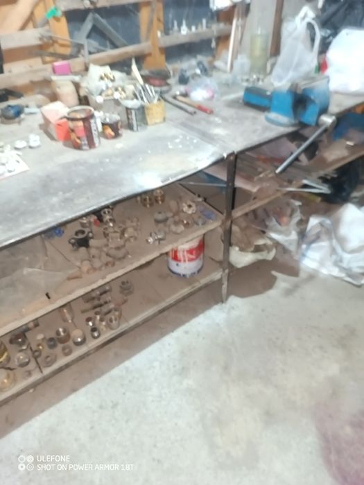 Верстаки для работ.