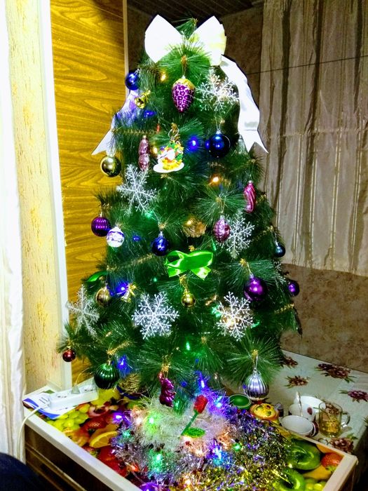 Продам искусственную новогоднюю ёлку!