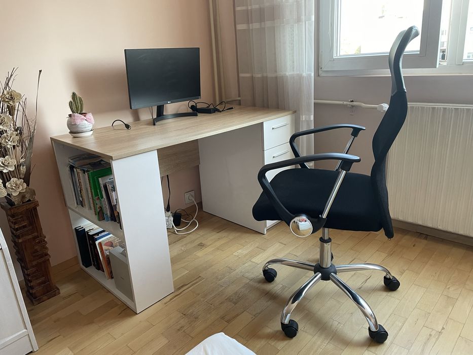 Бюро и стол, запазени.