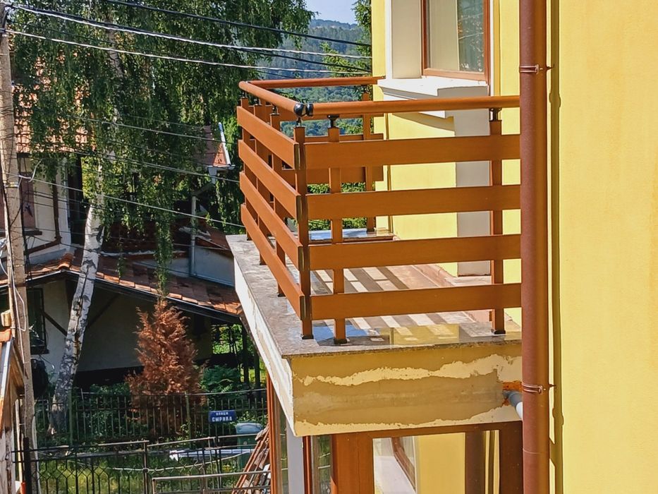 Алуминиеви и стъклени парапети