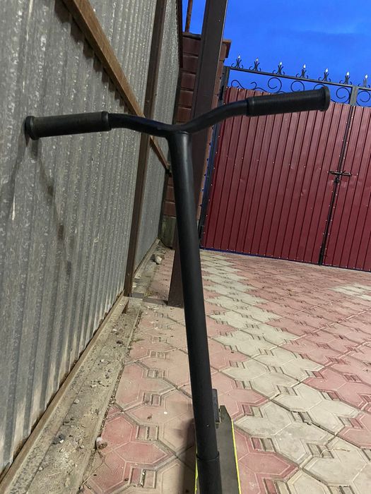 Самокат трюковой 
По городу по двору 
Катался 1 год