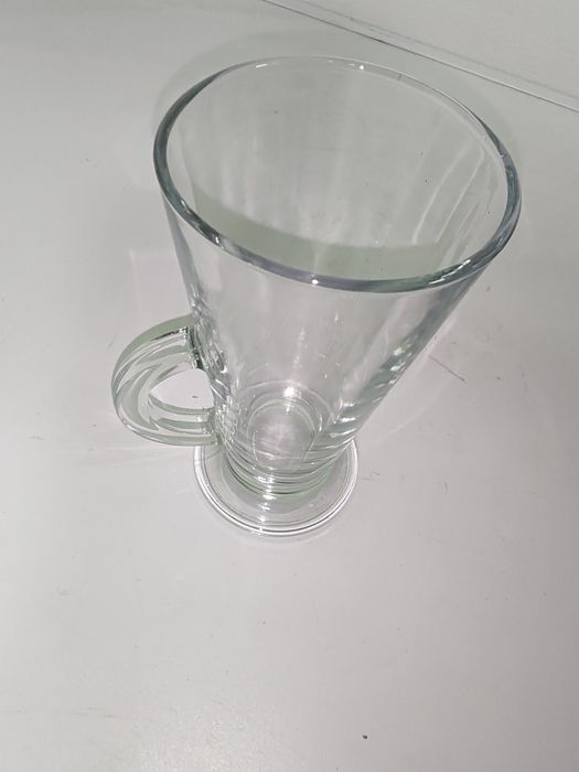 Pahar din sticlă, cu mâner