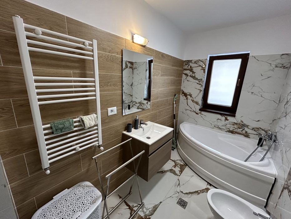 Inchiriez apt. 2 camere in regim hotelier , ultracentral , bloc nou