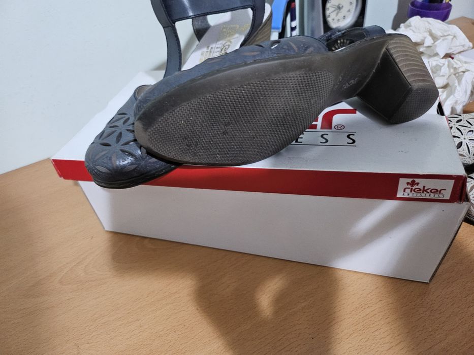 Vând sandale din piele Rieker