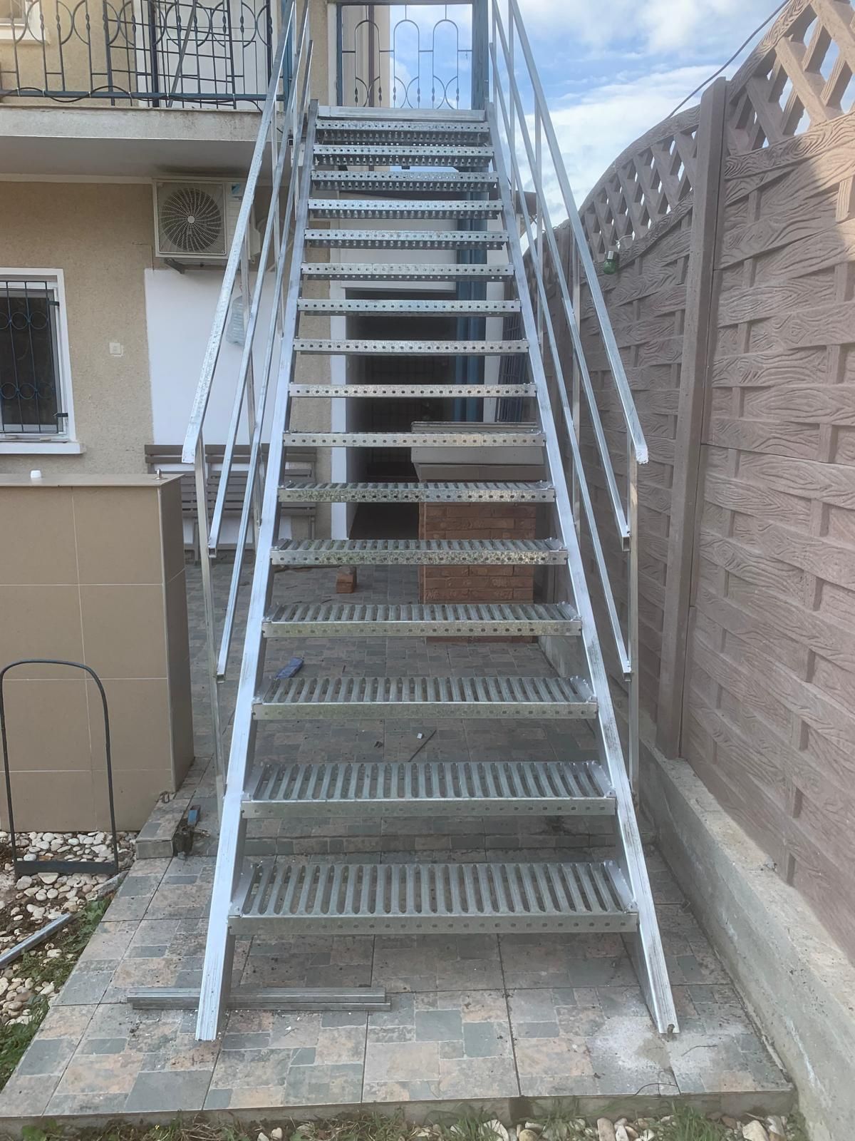 Scara metalica zincata pt exterior cu podeț