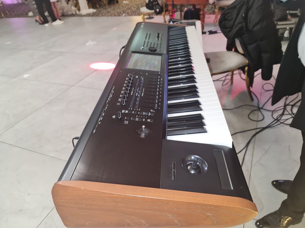 Vand korg kronos 2 sau fac schimb cu un korg pa5 plus diferenta!