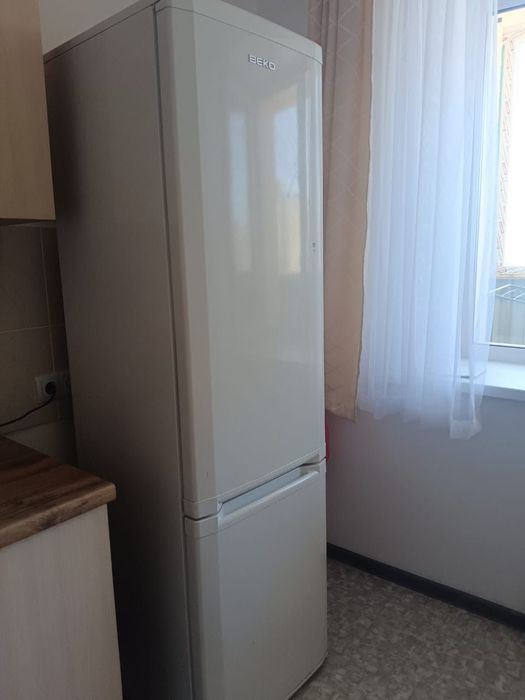 Продам холодильник марки Беко. Работает только морозильник, холодильни