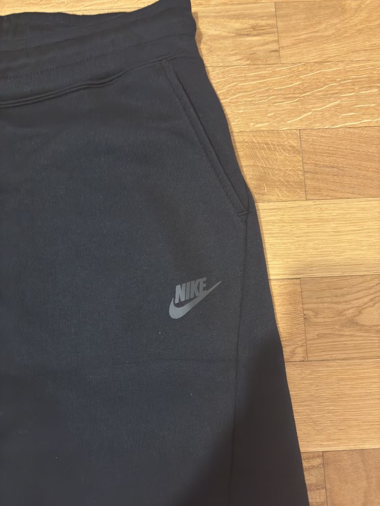 Pantaloni Nike Tech