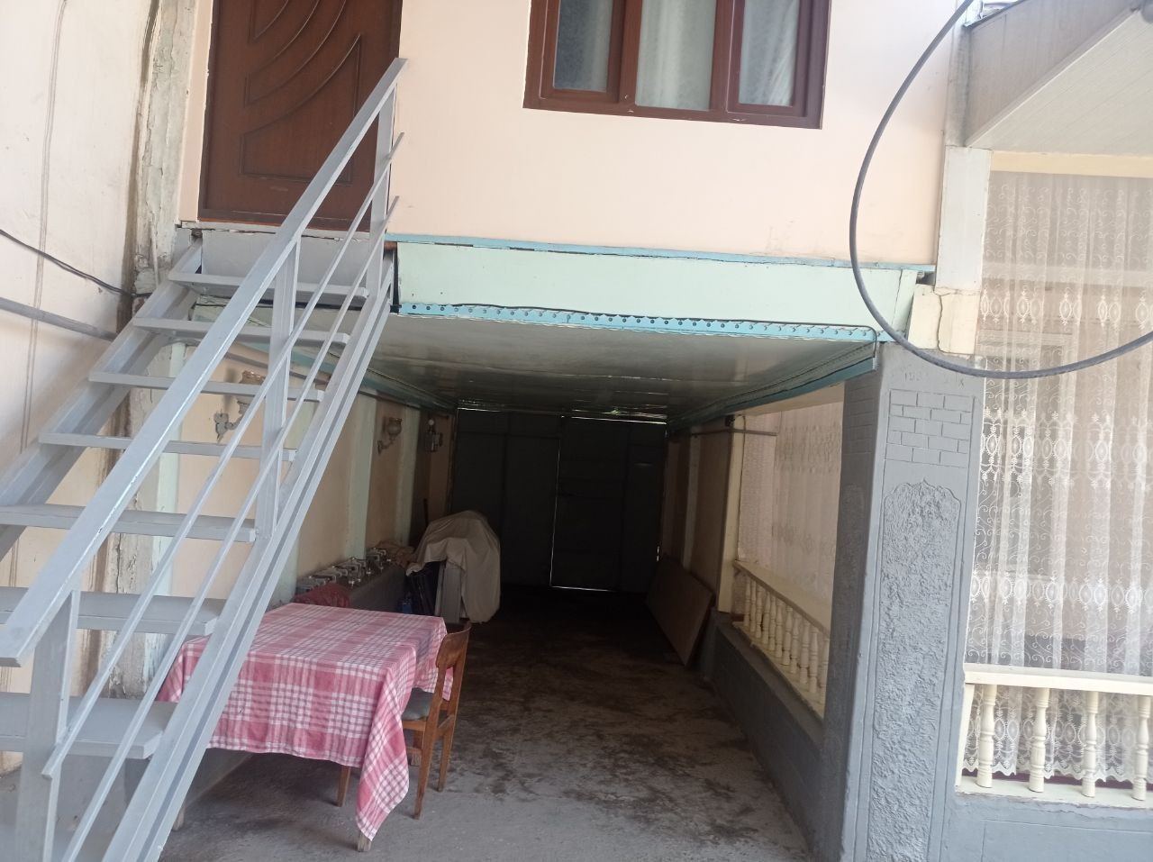 Uy sotiladi 3,7 sotik 7 xonalik