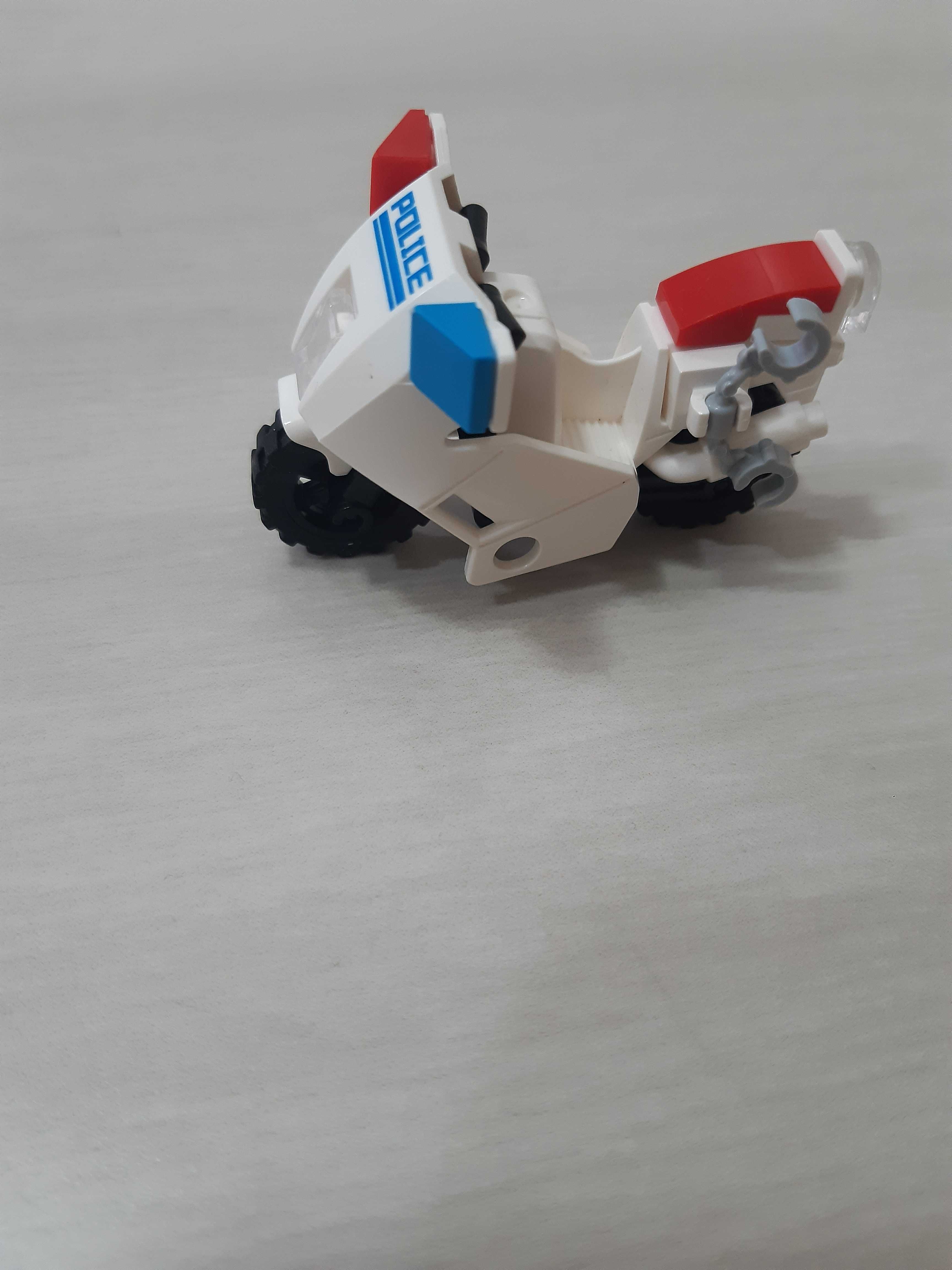 Motocicleta tip lego de politie